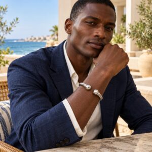 Jonc torsadé à boules en argent 925 — Porté · mise en scène au Sénégal (mise en scène générée par IA)