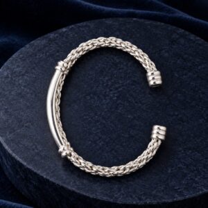 Jonc tressé à barrette en argent 925 — Vue studio (mise en scène générée par IA)