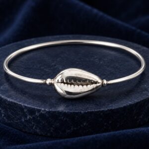 Bracelet au motif cauri argenté en argent 925 — Vue studio (mise en scène générée par IA)