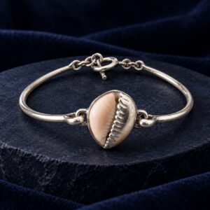 Bracelet cauri et fermoir en T en argent 925 — Vue studio (mise en scène générée par IA)
