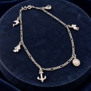 Chaîne de cheville à breloques en argent 925 (mise en scène générée par IA)