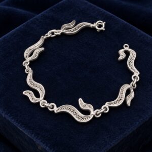 Bracelet à maillons ajourés en argent 925 — Vue studio (mise en scène générée par IA)