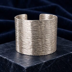 Manchette large texturée en argent 925 — Vue studio (mise en scène générée par IA)