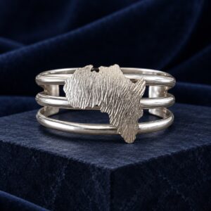 Manchette silhouette Afrique en argent 925 — Vue studio (mise en scène générée par IA)