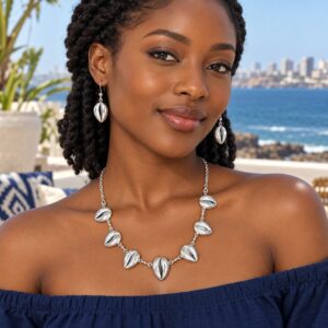 Parure Cauris en argent 925 — Porté · mise en scène au Sénégal (mise en scène générée par IA)